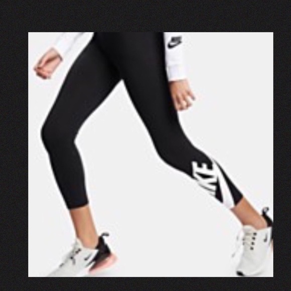 Nike Pants - Nike Capri leggings